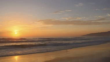 Karon Beach güzel gün batımı. Sörf sahile pound. Phuket, Tayland