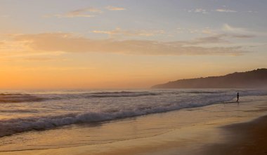Karon Beach güzel gün batımı. Sörf sahile pound. Phuket, Tayland