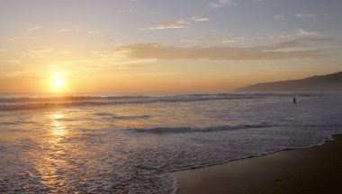 Karon Beach güzel gün batımı. Sörf sahile pound. Phuket, Tayland