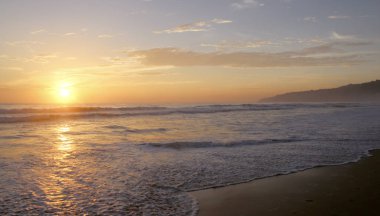 Karon Beach güzel gün batımı. Sörf sahile pound. Phuket, Tayland