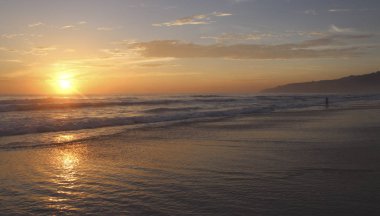 Karon Beach güzel gün batımı. Sörf sahile pound. Phuket, Tayland