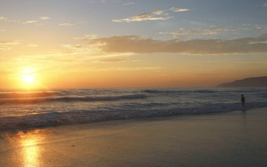 Karon Beach güzel gün batımı. Sörf sahile pound. Phuket, Tayland