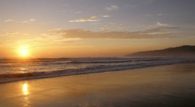 Karon Beach güzel gün batımı. Sörf sahile pound. Phuket, Tayland