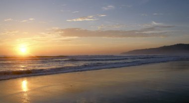 Karon Beach güzel gün batımı. Sörf sahile pound. Phuket, Tayland