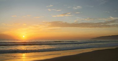 Karon Beach güzel gün batımı. Sörf sahile pound. Phuket, Tayland