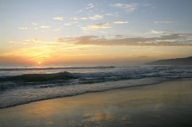 Karon Beach güzel gün batımı. Sörf sahile pound. Phuket, Tayland
