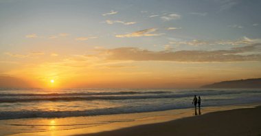 Karon Beach güzel gün batımı. Sörf sahile pound. Phuket, Tayland