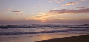 Karon Beach güzel gün batımı. Sörf sahile pound. Phuket, Tayland