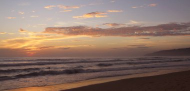 Karon Beach güzel gün batımı. Sörf sahile pound. Phuket, Tayland
