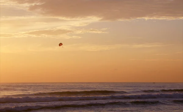 在卡伦海滩美丽的日落 海浪使岸边的重量增加 普吉岛 — 图库照片