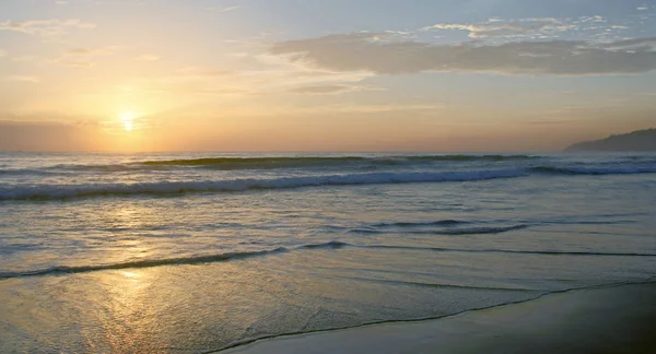 在卡伦海滩美丽的日落 海浪使岸边的重量增加 普吉岛 — 图库照片