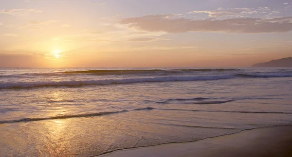 Hermosa Puesta Sol Playa Karon Surf Golpea Orilla Phuket Tailandia — Foto de Stock