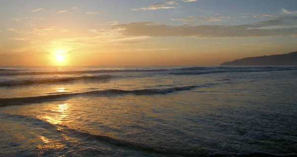 Hermosa Puesta Sol Playa Karon Surf Golpea Orilla Phuket Tailandia — Foto de Stock