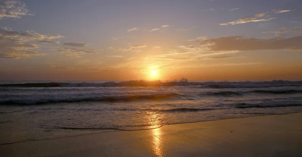 Karon Beach güzel gün batımı. Sörf sahile pound. Phuket, Tayland