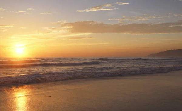 Hermosa Puesta Sol Playa Karon Surf Golpea Orilla Phuket Tailandia — Foto de Stock