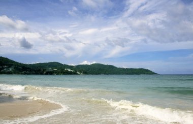 Kata beach ve güzel gökyüzüne beyaz bulutlar, Phuket, Tayland