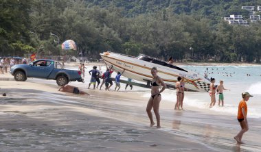 Kata Beach, Phuket, Tayland - 15 Haziran 2018: Kata Beach, Phuket speedboad başlatılması