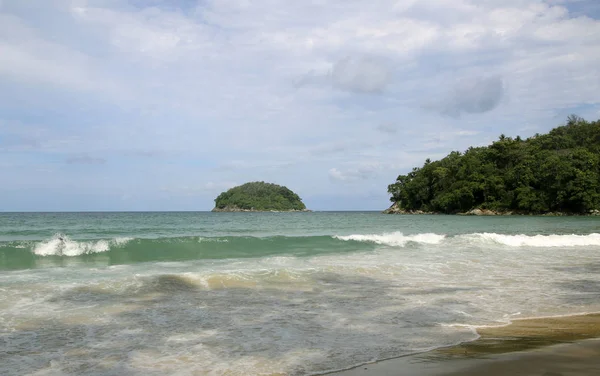 Pantai Kata Dan Pulau Koh Juga Dikenal Sebagai Pulau Kepiting — Stok Foto