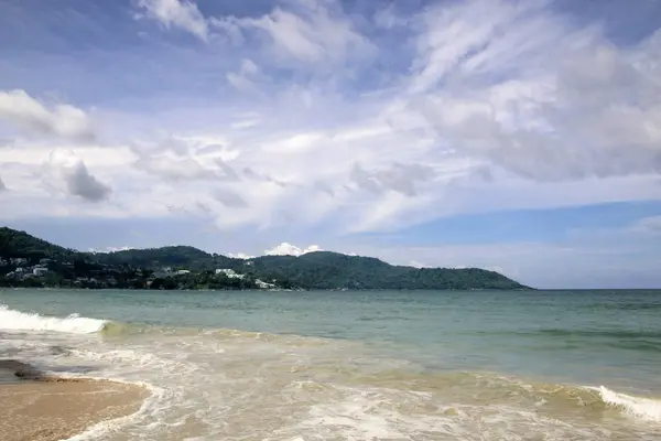 Plage Kata Beau Ciel Avec Des Nuages Blancs Phuket Thaïlande — Photo