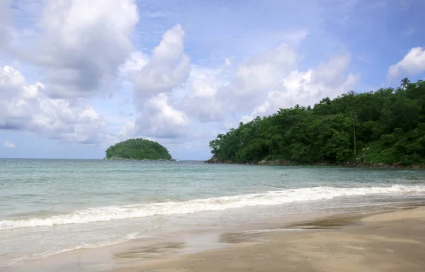 Pantai Kata Dan Pulau Koh Juga Dikenal Sebagai Pulau Kepiting — Stok Foto