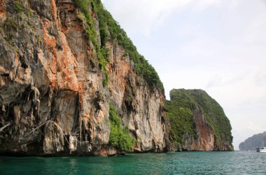 Viking mağara, Koh Phi Phi Island, Andaman Denizi, Tayland. Mağarada çok değerli yenilebilir ebabiller yuva hasat ve Viking gemi gibi görünenleri duvarlar üzerine çalışmalar vardır