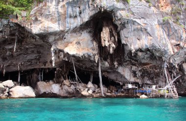 Viking mağara, Koh Phi Phi Island, Andaman Denizi, Tayland. Mağarada çok değerli yenilebilir ebabiller yuva hasat ve Viking gemi gibi görünenleri duvarlar üzerine çalışmalar vardır