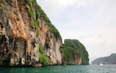 Viking mağara, Koh Phi Phi Island, Andaman Denizi, Tayland. Mağarada çok değerli yenilebilir ebabiller yuva hasat ve Viking gemi gibi görünenleri duvarlar üzerine çalışmalar vardır