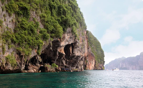 バイキング洞窟島ピピ島 アンダマン海タイ 洞窟で価値の高い食用アマツバメの巣を収穫しているし バイキング船のように見える壁に絵があります — ストック写真