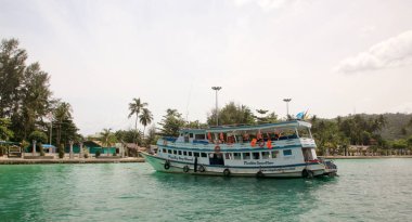Tonsai Bay, Phi Phi Don Island, Tayland - 15 Temmuz 2018: Bir turist tekne Tonsai Bay, Koh Phi Phi Island, Tayland