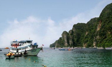 Tonsai Bay, Phi Phi Don Island, Tayland - 15 Temmuz 2018: Bir turist tekne Tonsai Bay, Koh Phi Phi Island, Tayland