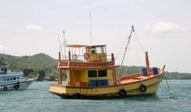 Tonsai Bay, Phi Phi Don Island, Tayland - 15 Temmuz 2018: Tonsai Bay, Koh Phi Phi Island, Tayland bir balıkçı teknesi