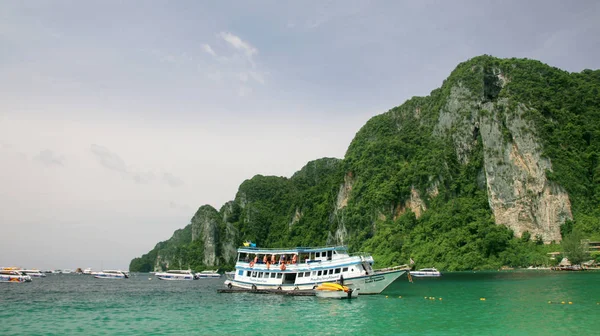 Tonsai Bay Wyspy Phi Phi Don Tajlandia Lipca 2018 Statki — Zdjęcie stockowe