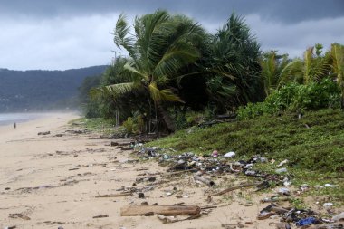 Karon beach, Phuket Tayland çöp. Çevre kirliliğinin Tayland büyük bir sorundur