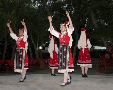 Kimliği belirsiz halk dansları topluluğu turist Bivaka Restaurant, Kavarna, Bulgaristan için bir gösterisi yapar. Bivaka konuklar bir akşam folklor gösterisi programı Konuklar, bir disko ve kömürün üstünde dans, aktif katılımı ile Ulusal Dansları, lider, sunmaktadır.