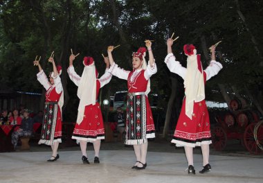 Kimliği belirsiz halk dansları topluluğu turist Bivaka Restaurant, Kavarna, Bulgaristan için bir gösterisi yapar. Bivaka konuklar bir akşam folklor gösterisi programı Konuklar, bir disko ve kömürün üstünde dans, aktif katılımı ile Ulusal Dansları, lider, sunmaktadır.