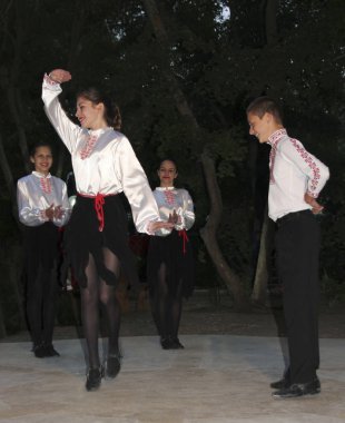 Kimliği belirsiz halk dansları topluluğu turist Bivaka Restaurant, Kavarna, Bulgaristan için bir gösterisi yapar. Bivaka konuklar bir akşam folklor gösterisi programı Konuklar, bir disko ve kömürün üstünde dans, aktif katılımı ile Ulusal Dansları, lider, sunmaktadır.