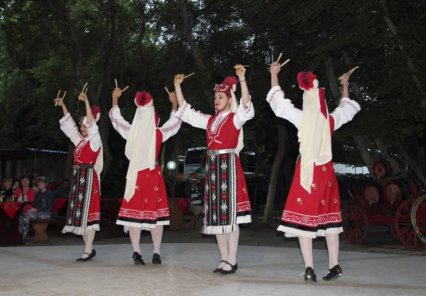 Неопознанный Ансамбль Народных Танцев Проводит Шоу Туристов Ресторане Bivaka Каварна — стоковое фото