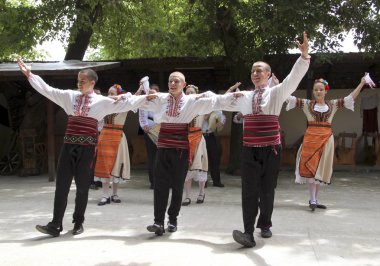 Varna, Bulgaristan - Haziran, 2018 yaklaşık: Tanımlanamayan halk dansları topluluğu bir gösterisi turistler için yapar