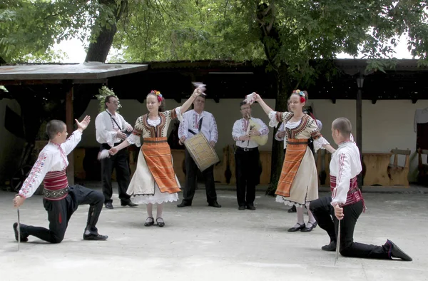 保加利亚瓦尔纳 2018年6月 不明身份的民间舞蹈团为游客表演 — 图库照片
