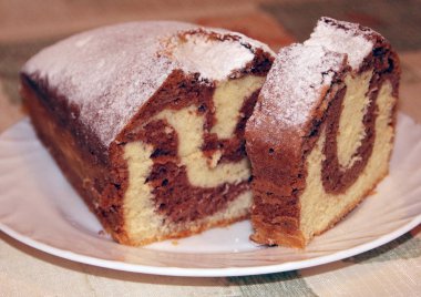 Bir tabak, mermer doku, yakından görmek ev yapımı çikolatalı kek