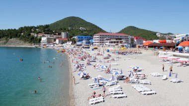 Olginka, Rusya - 24 Mayıs 2019: Sahilde tatilciler, Olginka köyü, Tuapse, Karadeniz, Rusya