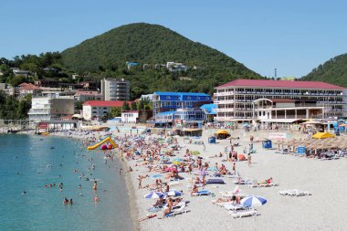 Olginka, Rusya - 24 Mayıs 2019: Sahilde tatilciler, Olginka köyü, Tuapse, Karadeniz, Rusya