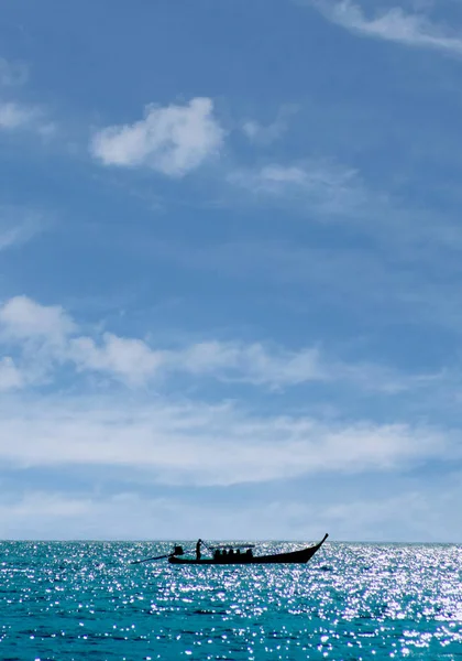 Lunga Coda Silhouette Barca Alto Mare Sullo Sfondo Cielo Blu — Foto Stock