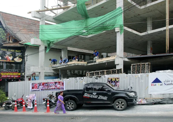 Karon Village Phuket Tailandia Junio 2019 Trabajadores Construcción Identificados Una — Foto de Stock