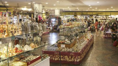 Patong, Phuket, Tayland - 16 Temmuz 2019: Jungceylon Alışveriş Merkezi'nin İçinde. Hediyelik eşya ve eşya ile Raflar. Phuket, Tayland