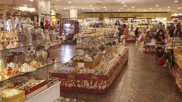 Patong, Phuket, Tayland - 16 Temmuz 2019: Jungceylon Alışveriş Merkezi'nin İçinde. Hediyelik eşya ve eşya ile Raflar. Phuket, Tayland