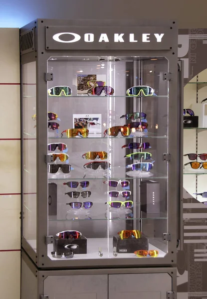 Patong, Phuket, Tayland - 22 Temmuz 2019: Jungceylon Alışveriş Merkezi'ndeki Oakley mağazası 