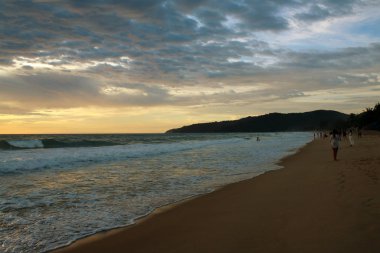 Sahilde gün batımı, Karon, Phuket, Tayland