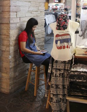 Patong, Phuket, Tayland-Temmuz 24, 2019: tanımlanamayan Asyalı Genç kadın, Jungceylon Alışveriş Merkezi 'nde bir sandalyede oturan Smartphone kullanır, Phuket, Tayland