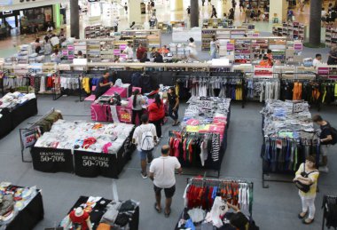 Patong, Phuket, Tayland-25 Temmuz, 2019: müşterilerin içinde Jungceylon Alışveriş Merkezi, Phuket, Tayland